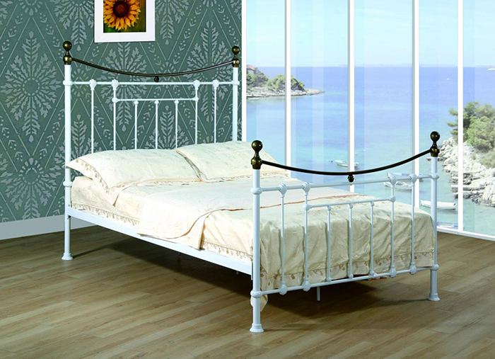 Elizabeth White & Antique Brass Bedsteads From - Click Image to Close